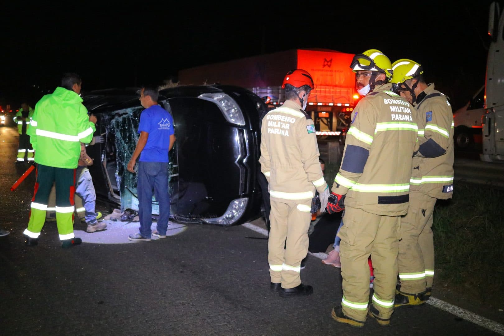 Carro é “fechado” por caminhão na BR-376, perde o controle e capota