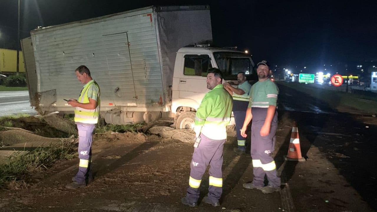 Motorista perde controle e caminhão invade pista contrária em Carambeí
