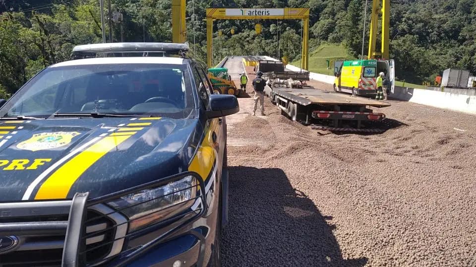 Batida entre dois caminhões deixa vítima fatal na BR-376