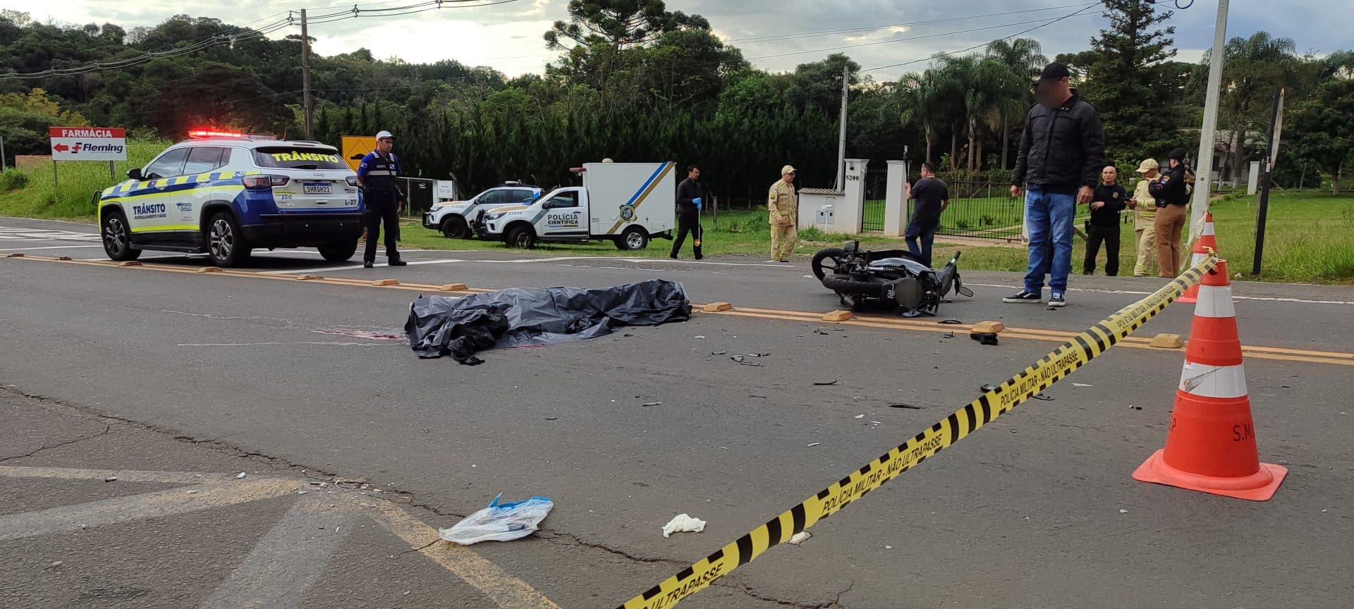 Motociclista morre após perder o controle e colidir de frente com ônibus em PG