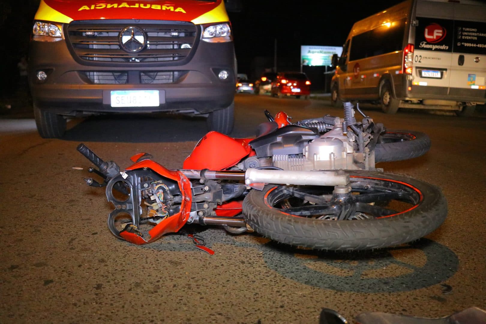 Motociclista fica gravemente ferido ao colidir com carro em bairro de PG