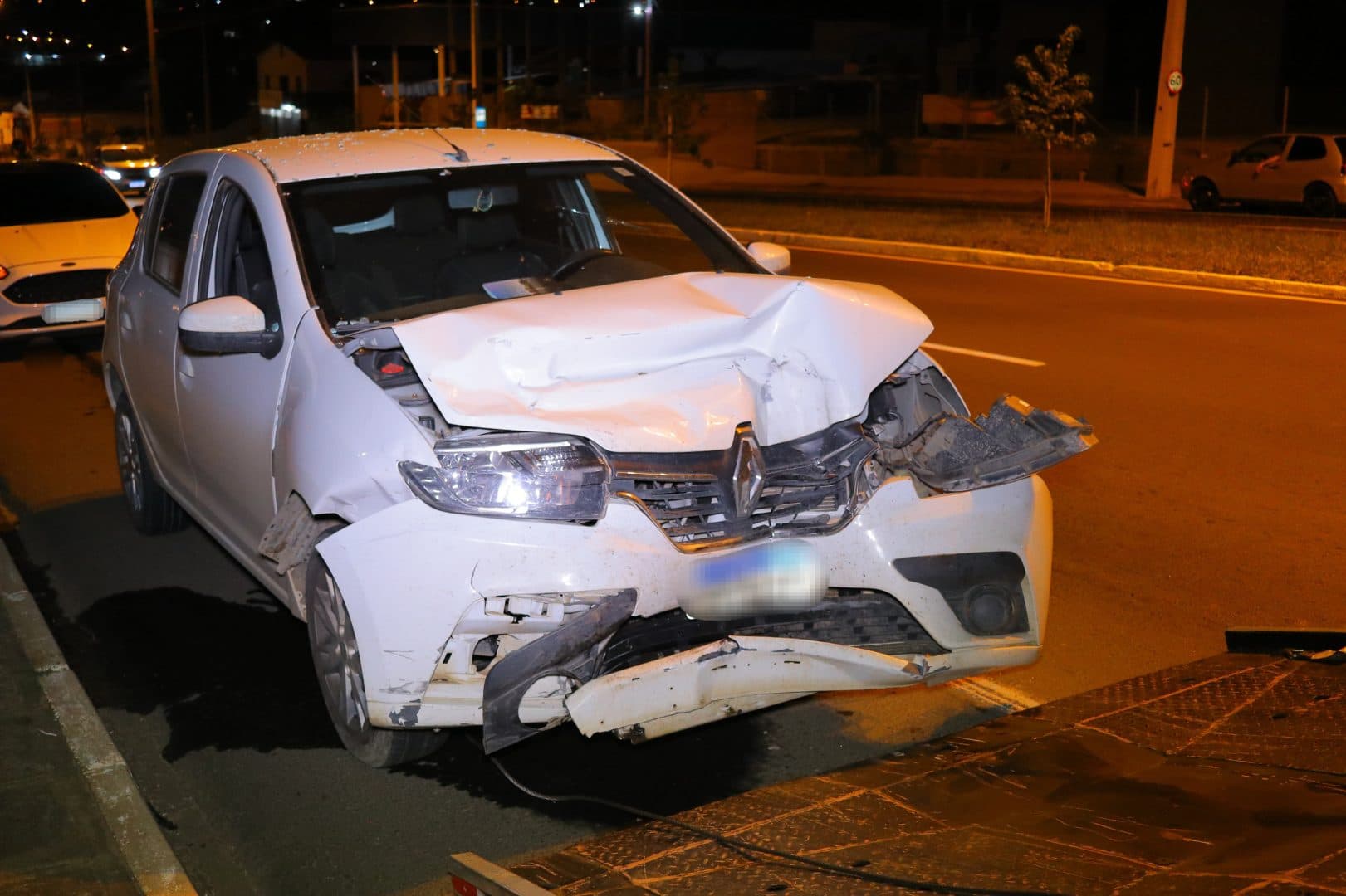 Motorista após ultrapassar ônibus colide na traseira de carro em PG