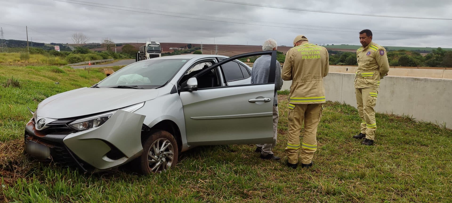 Motorista perde controle de carro e sai de pista em PG