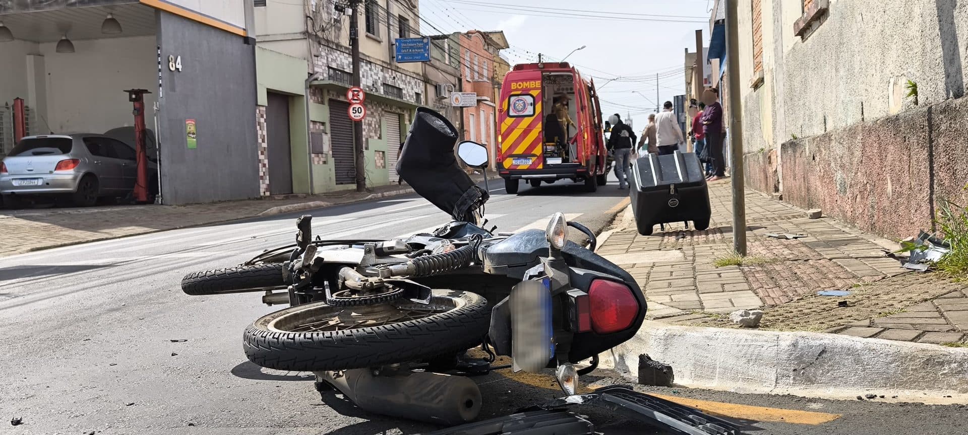 Carro fura preferencial e atinge motociclista em Ponta Grossa