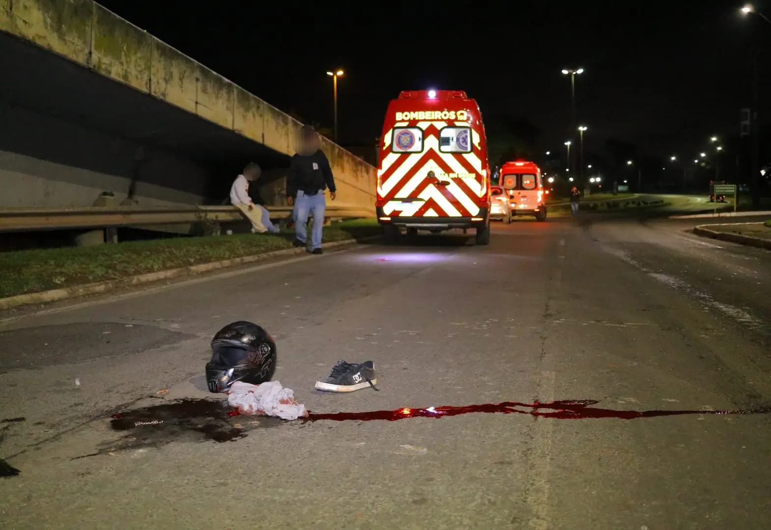 Motociclista fica gravemente ferido ao colidir com muro de proteção e cair de viaduto em PG