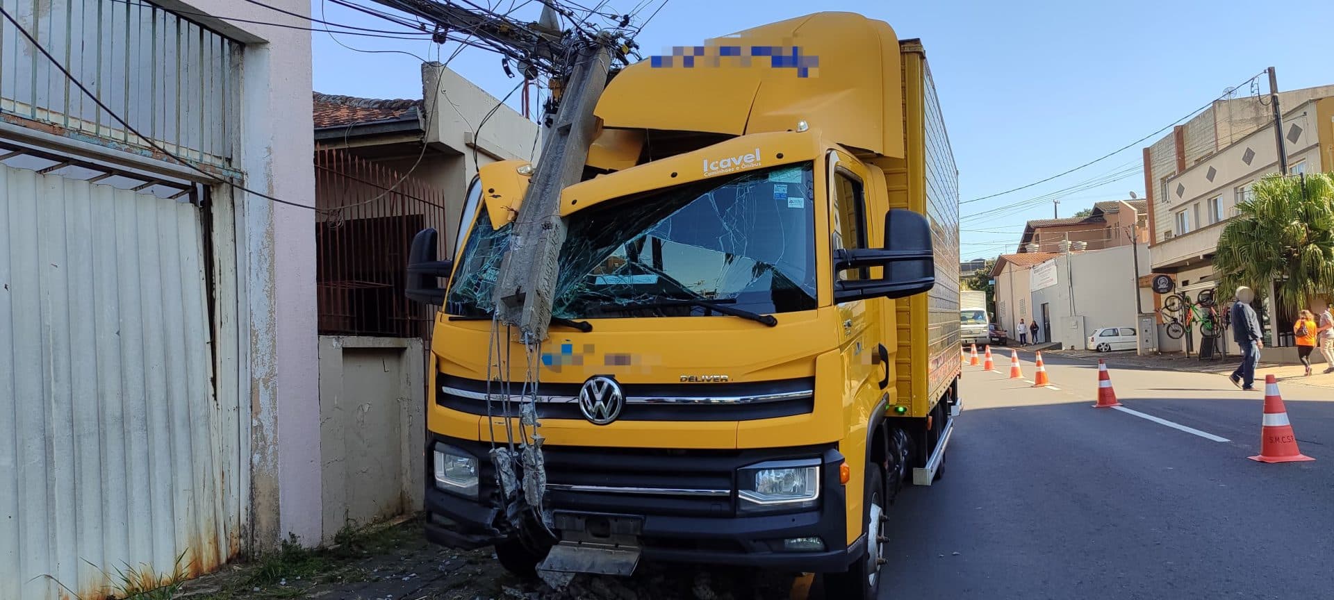 Motorista passa mal e colide caminhão em poste no Uvaranas