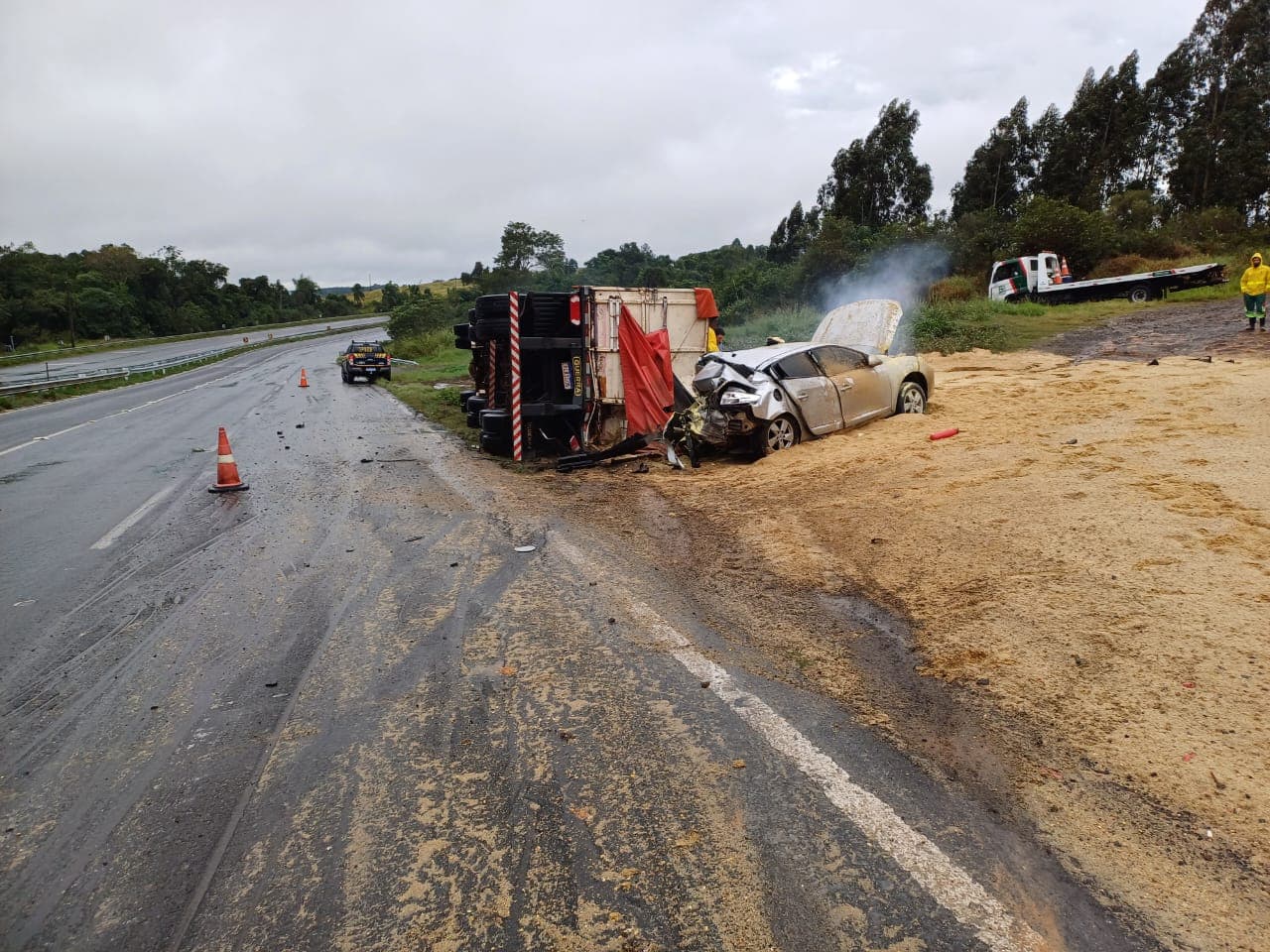 Carro sai de pista, colide com caminhão tombado e uma pessoa morre na BR-376