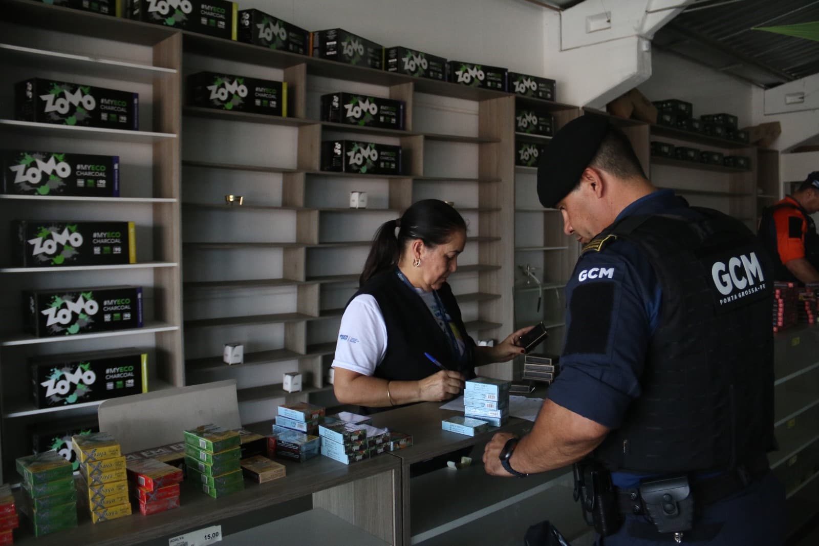Operação encontra caixas de tabaco vencidas em estabelecimento de PG