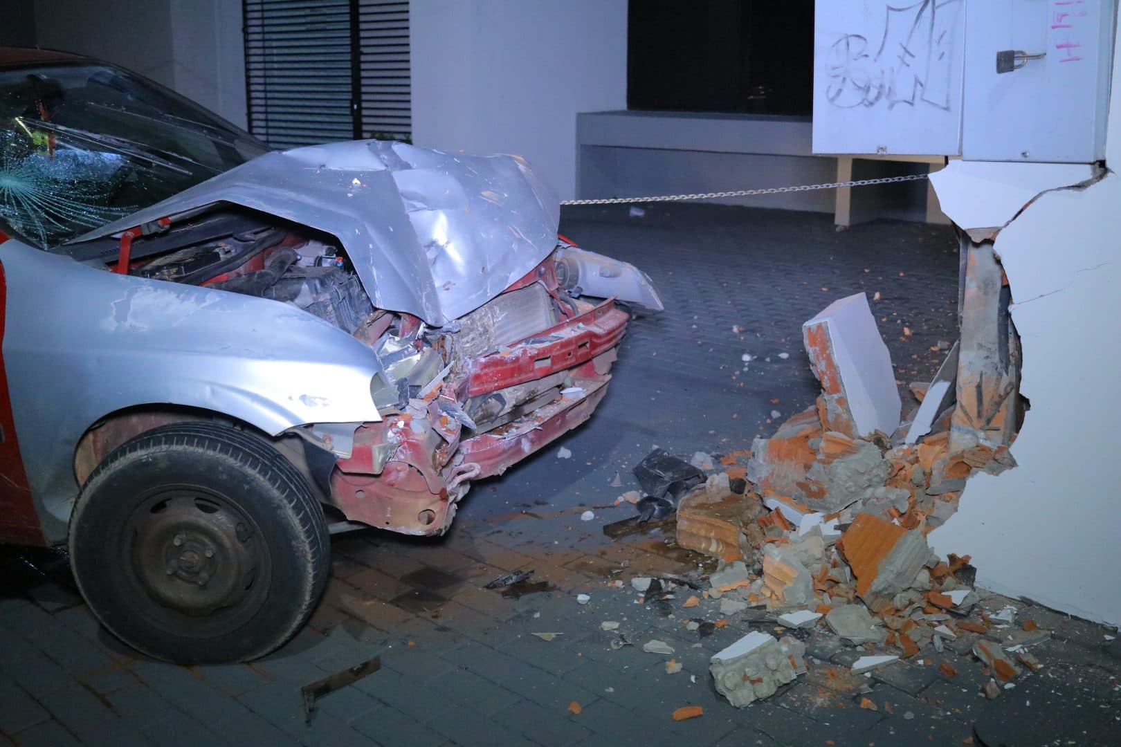 Motorista fica em estado grave após colidir em muro no centro de PG