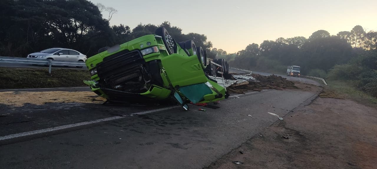 Caminhão capota no sentido contrário e mata motorista na PR-151 em Castro
