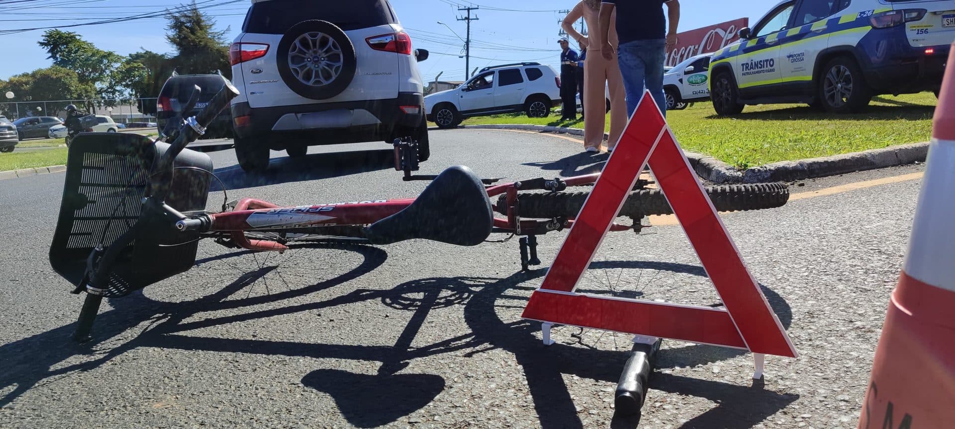 Ciclista fica ferida ao colidir com carro em rotatória de PG