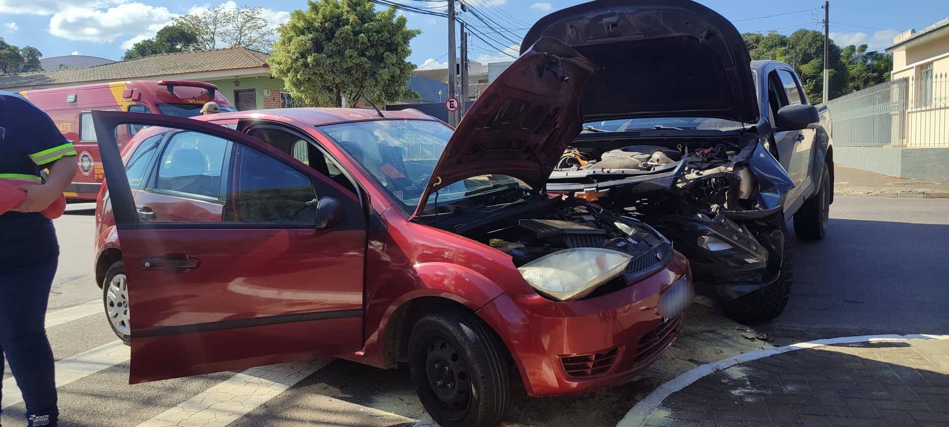 Colisão entre caminhonete e veículo deixa motorista ferido em Ponta Grossa