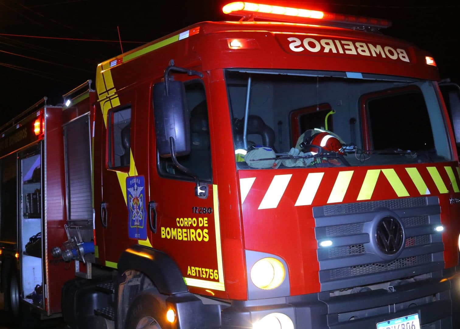 Dois veículos pegam fogo na noite de terça-feira em Castro