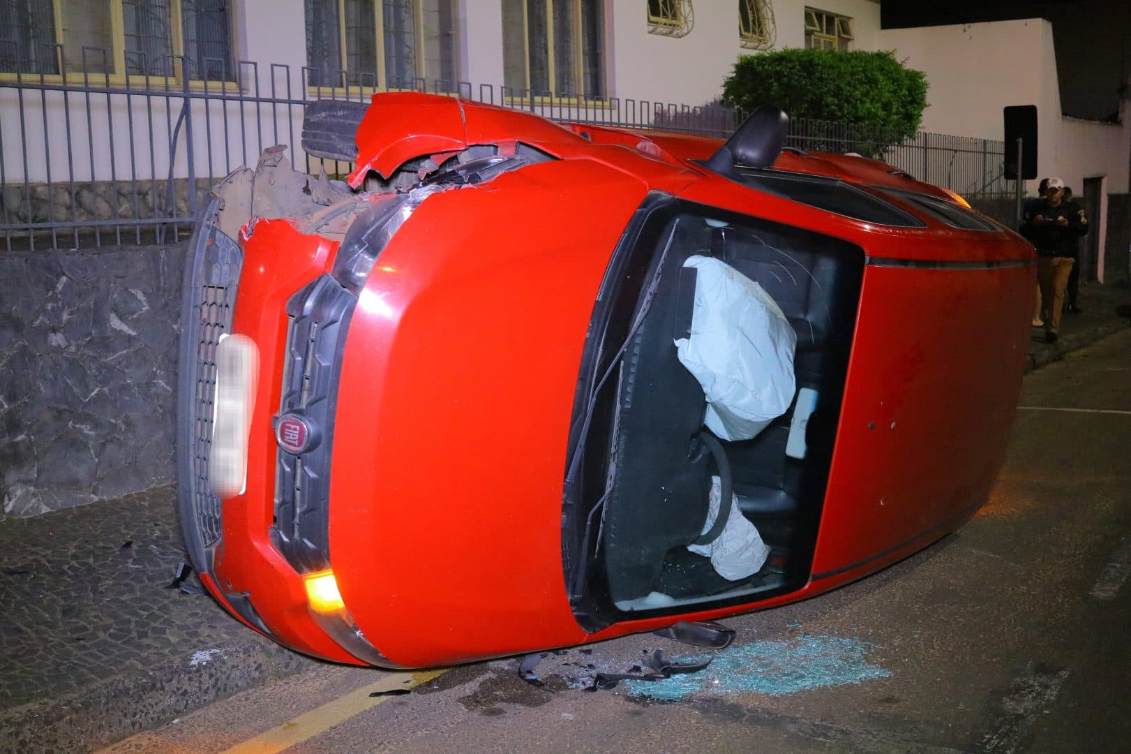 Motorista dorme ao volante e tomba veículo no centro de PG
