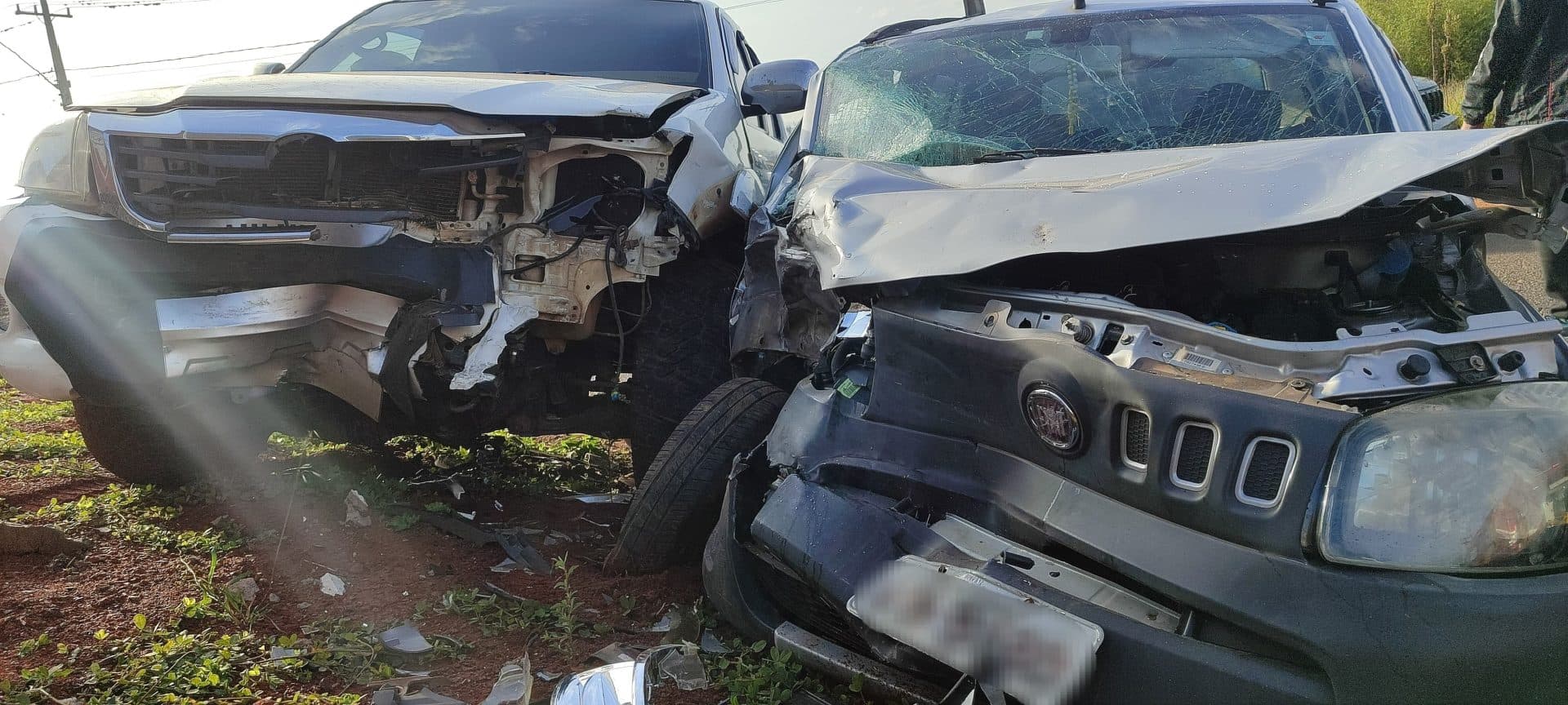 Colisão entre carro e caminhonete deixa uma pessoa ferida em PG