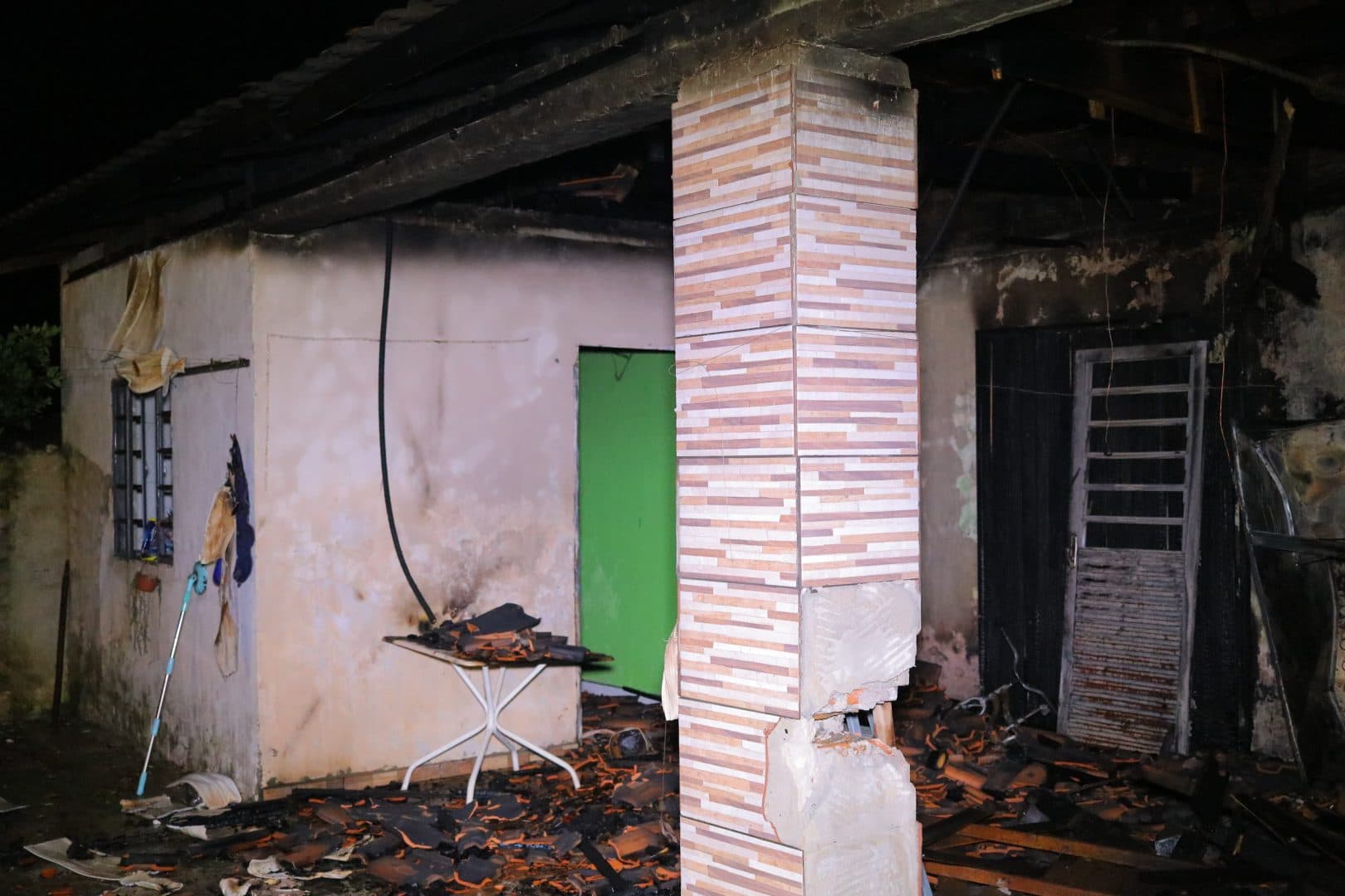 Vela acesa causa incêndio em área de lazer de casa em Ponta Grossa