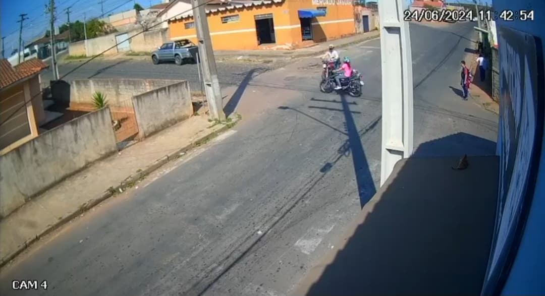 Câmera de segurança registra colisão entre duas motocicletas em Jaguariaíva