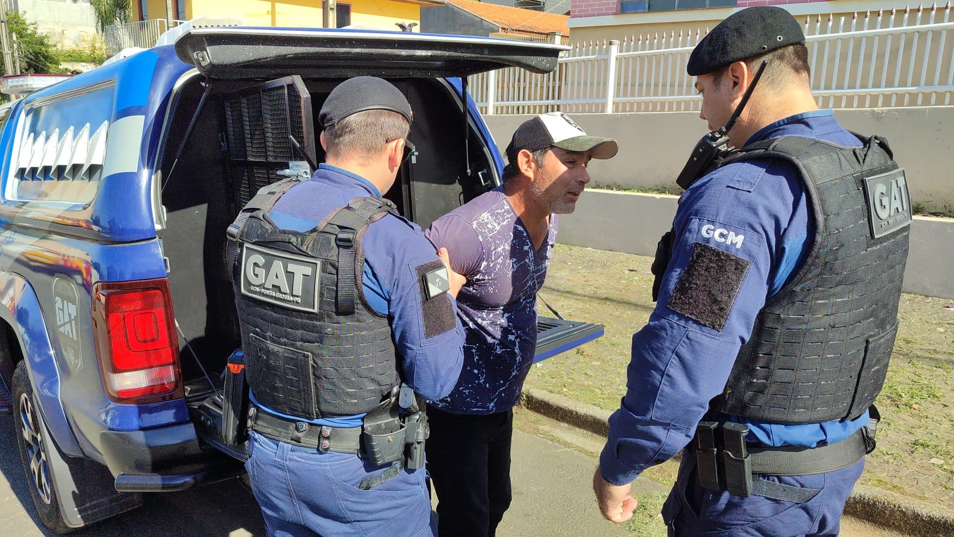 Homem é preso em flagrante agredindo esposa no meio da rua em PG