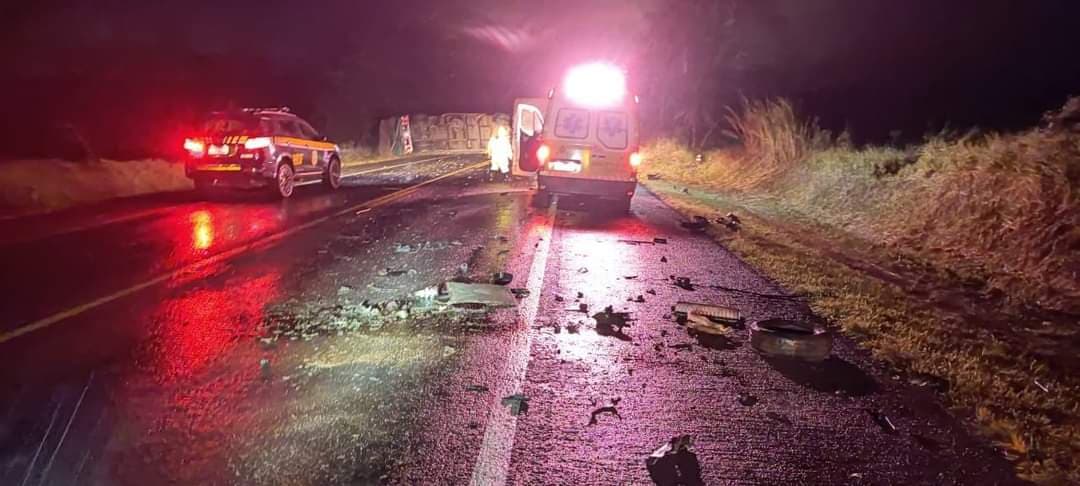 Acidente entre carro e caminhão mata passageiro na BR-277