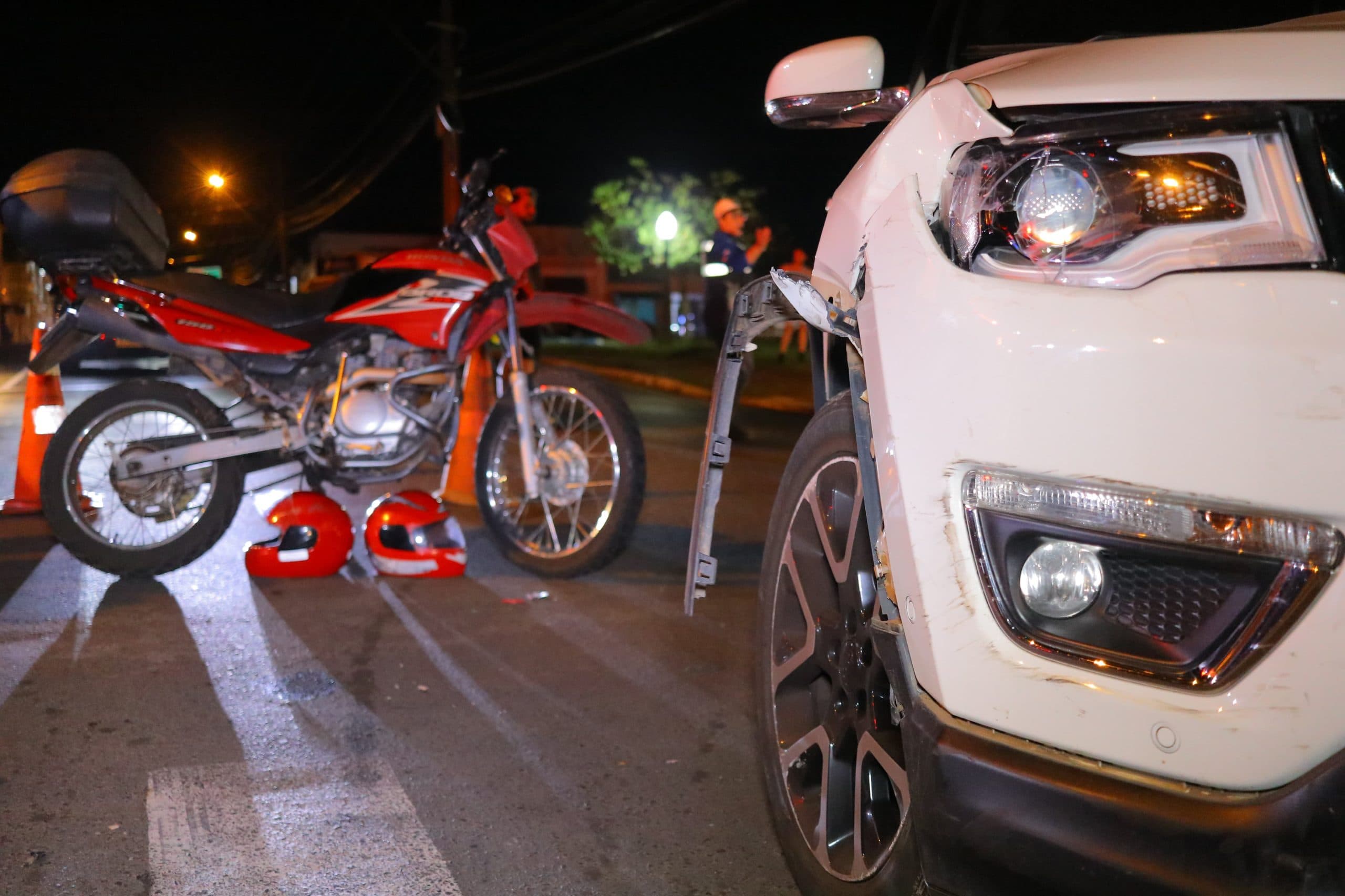 Acidente entre Jeep e moto deixa jovem ferida em Ponta Grossa