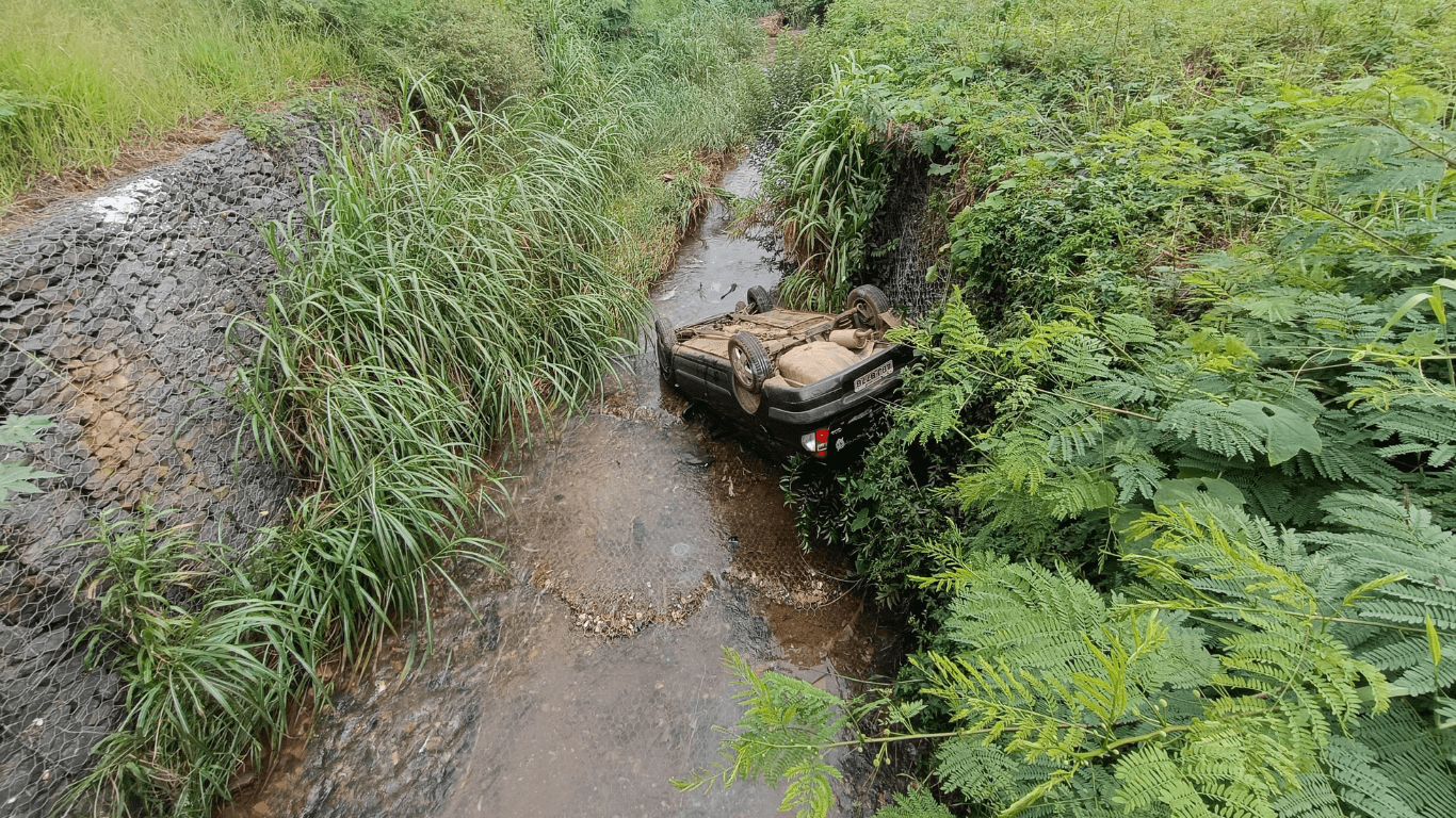 Carro é abandonado em corrego após acidente