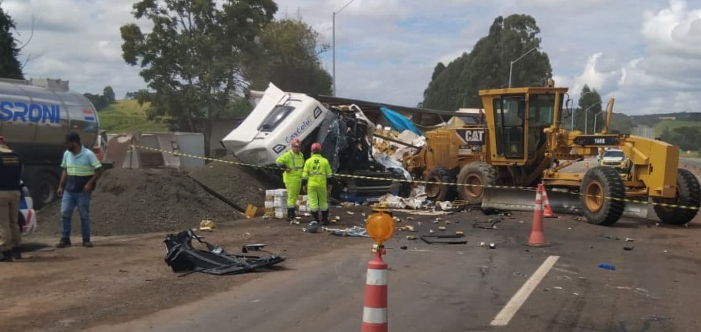 Acidente na PR-151 em Piraí do Sul deixa um morto e causa danos em veículos.