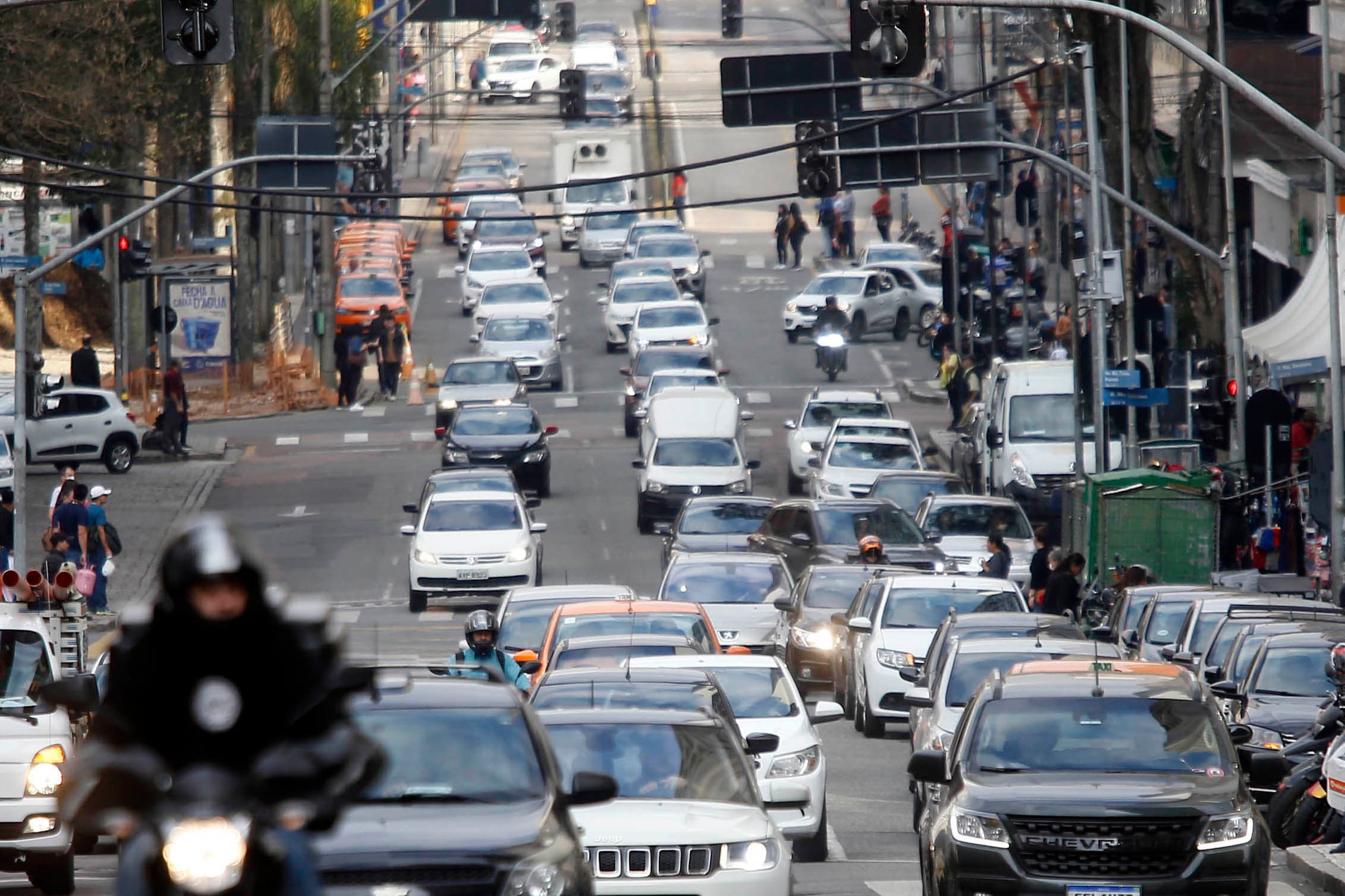 Trânsito – carros – ruas de curitiba com movimento intenso de carros – congestionamento nas ruas do centro de Curitiba – IPVA – licenciamento –