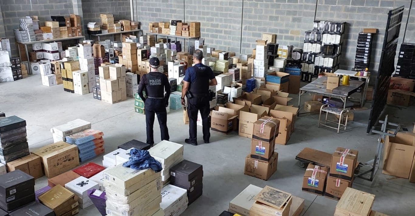 Receita Federal e Polícia Federal encontram depósito clandestino de bebidas ilegalmente importadas no Paraná