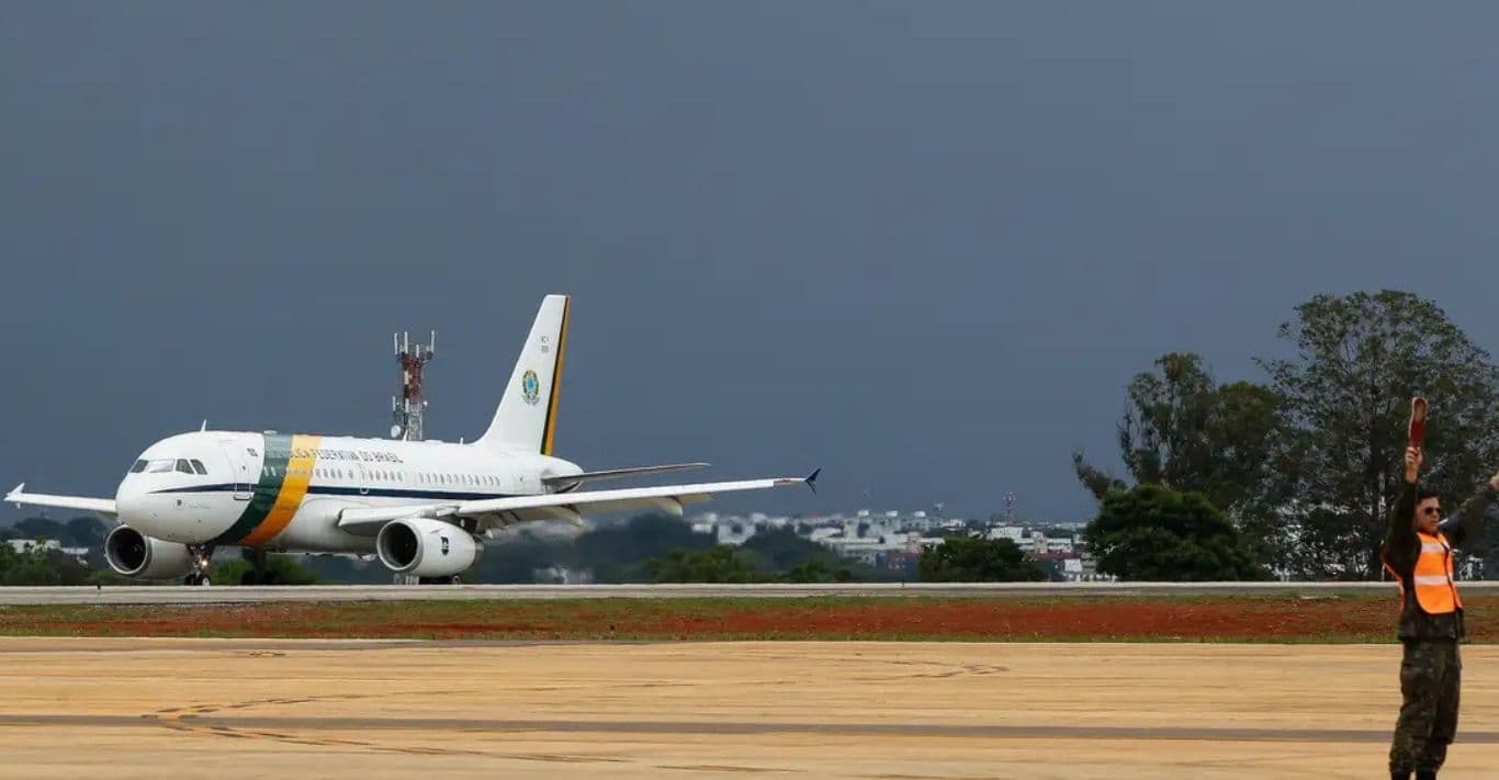 Avião presidencial arremete ao tentar pousar em Sorocaba