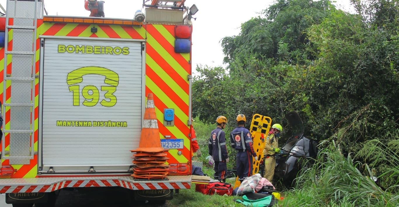 Aquaplanagem na BR-376 causa acidente e deixa uma pessoa ferida