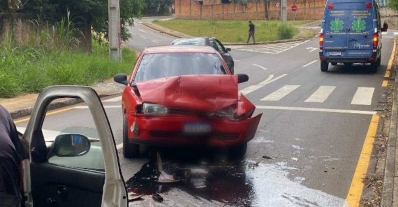 Motorista entra na contramão e colide com outro carro em Ponta Grossa