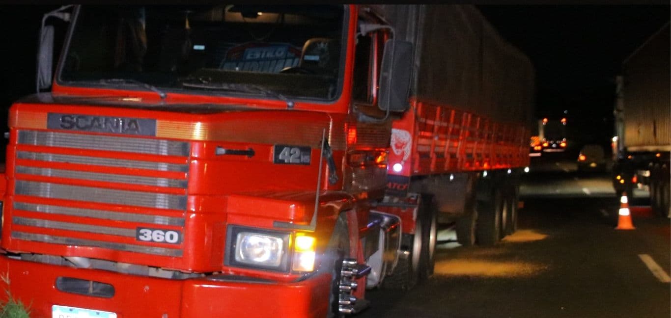 Carreta carregada com farelo de soja invade pista contrária na BR-376 em PG