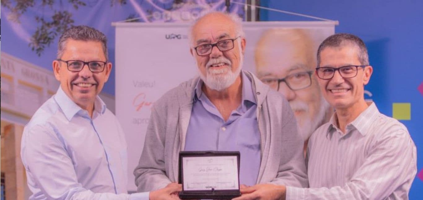 UEPG homenageia Gary Chagas, que se aposenta após meio século de dedicação