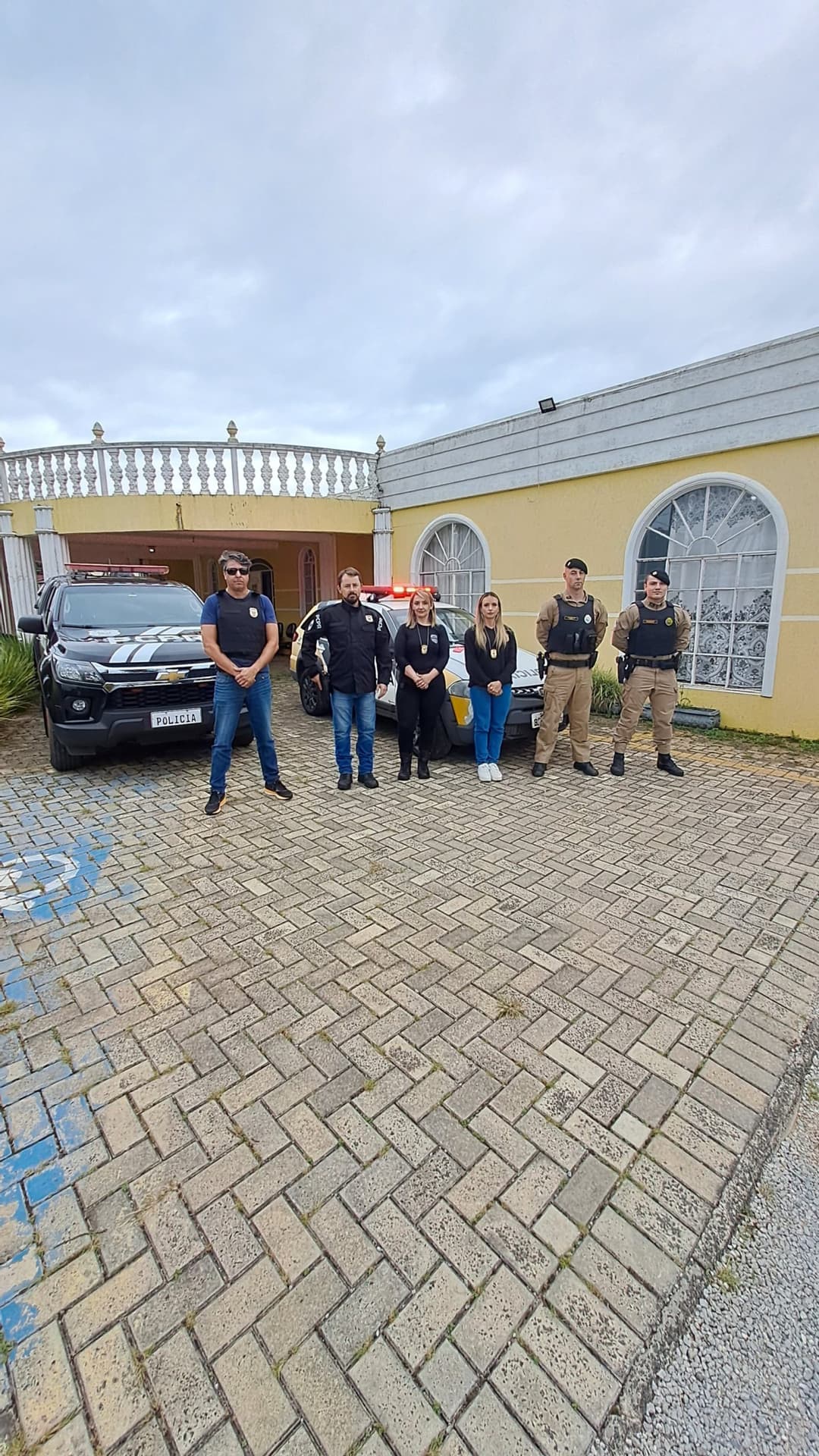 /motociclista-fica-ferido-apos-ser-fechado-por-carro-em-frente-de-condominio-em-ponta-grossa/