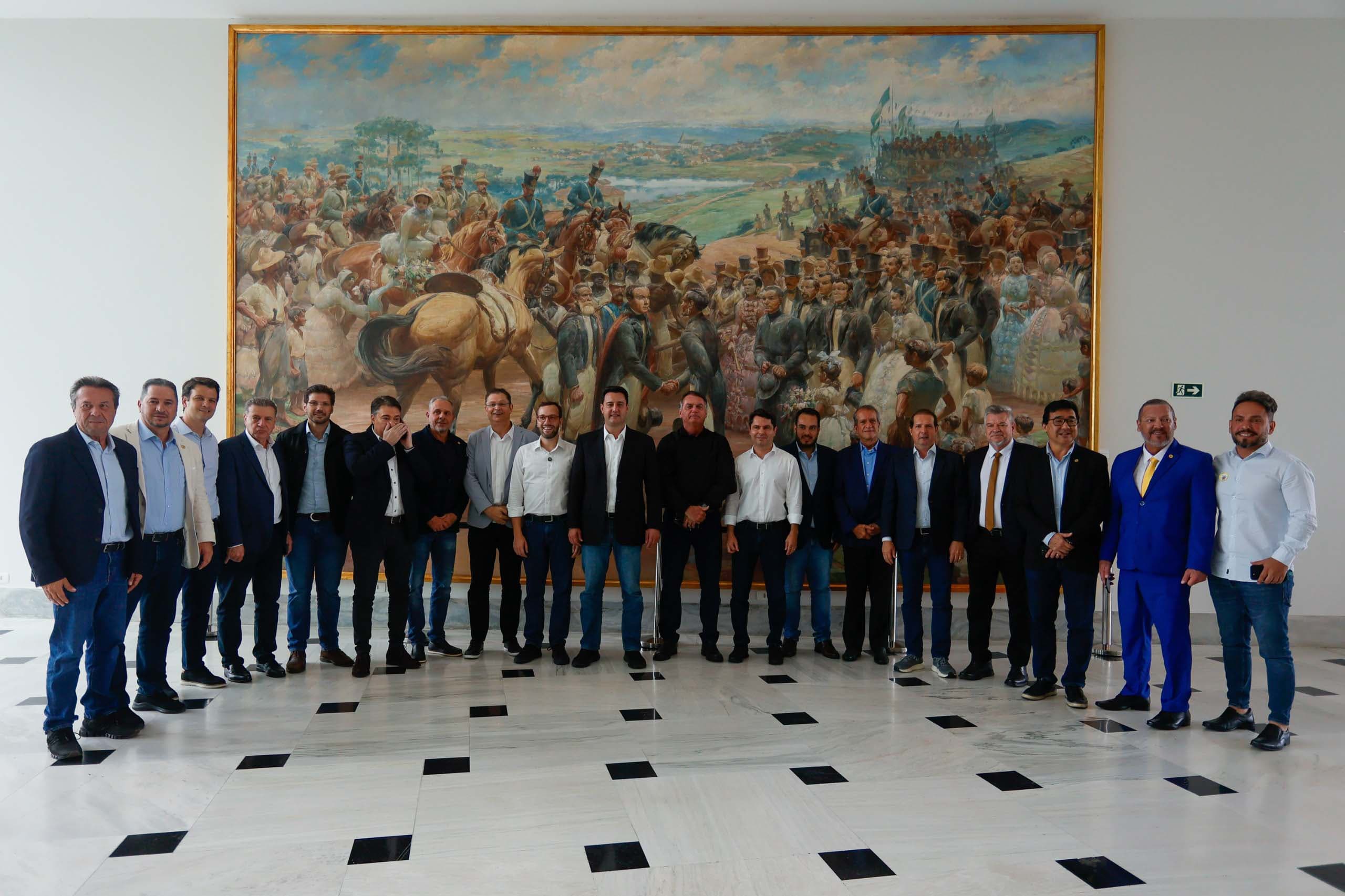 Durante o encontro, seguido de um almoço na sede do Executivo Estadual, Ratinho Junior mostrou a Bolsonaro um panorama das obras e investimentos em andamento no Paraná, e falou sobre as iniciativas da rede estadual de educação e na segurança pública