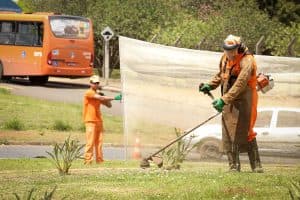 PGA explica como funciona o trabalho de varrição e manutenção de áreas verdes em Ponta Grossa