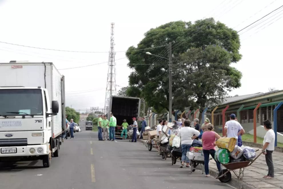 Cada 4 kg de recicláveis dão direito a 1 kg de alimentos, com limite de até 15 kg por família.