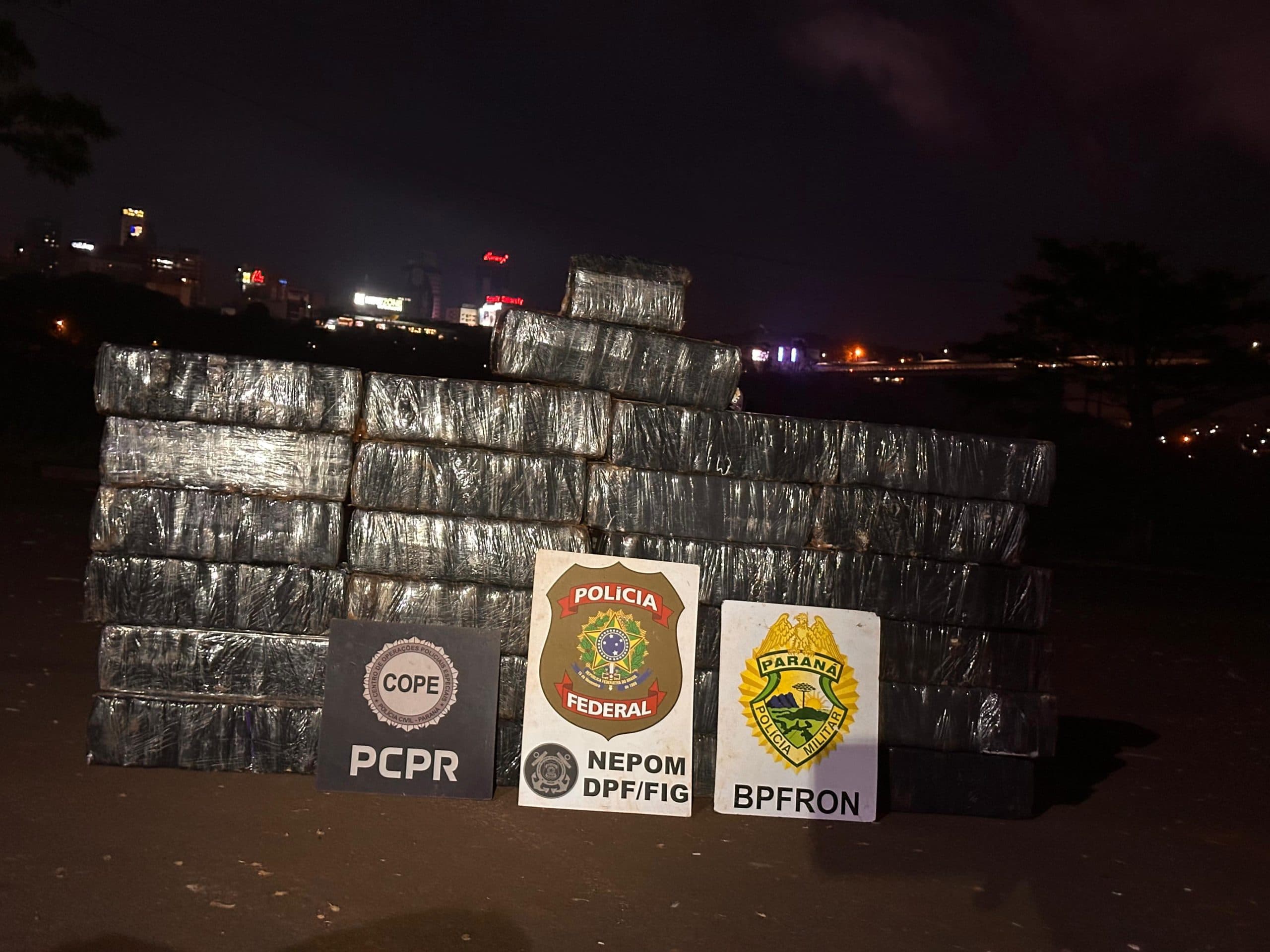 Drogas estavam escondidas às margens do Rio Paraná; prejuízo ao tráfico é estimado em mais de R$ 1 milhão