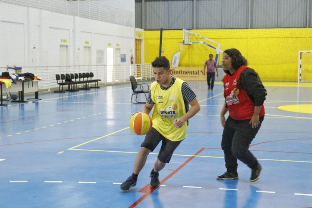 Competições gratuitas reúnem atletas de várias idades e incluem provas paralímpicas e torneio de base e adulto.