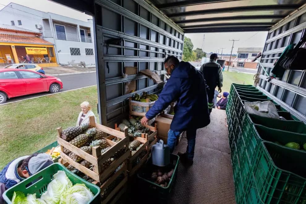 A cada 4 kg de recicláveis dão direito a 1 kg de alimentos, com limite de até 15 kg por família.