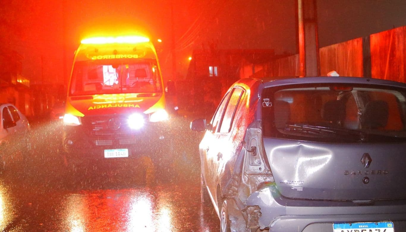 Motociclista sofre fratura após colisão com carro estacionado em Ponta Grossa