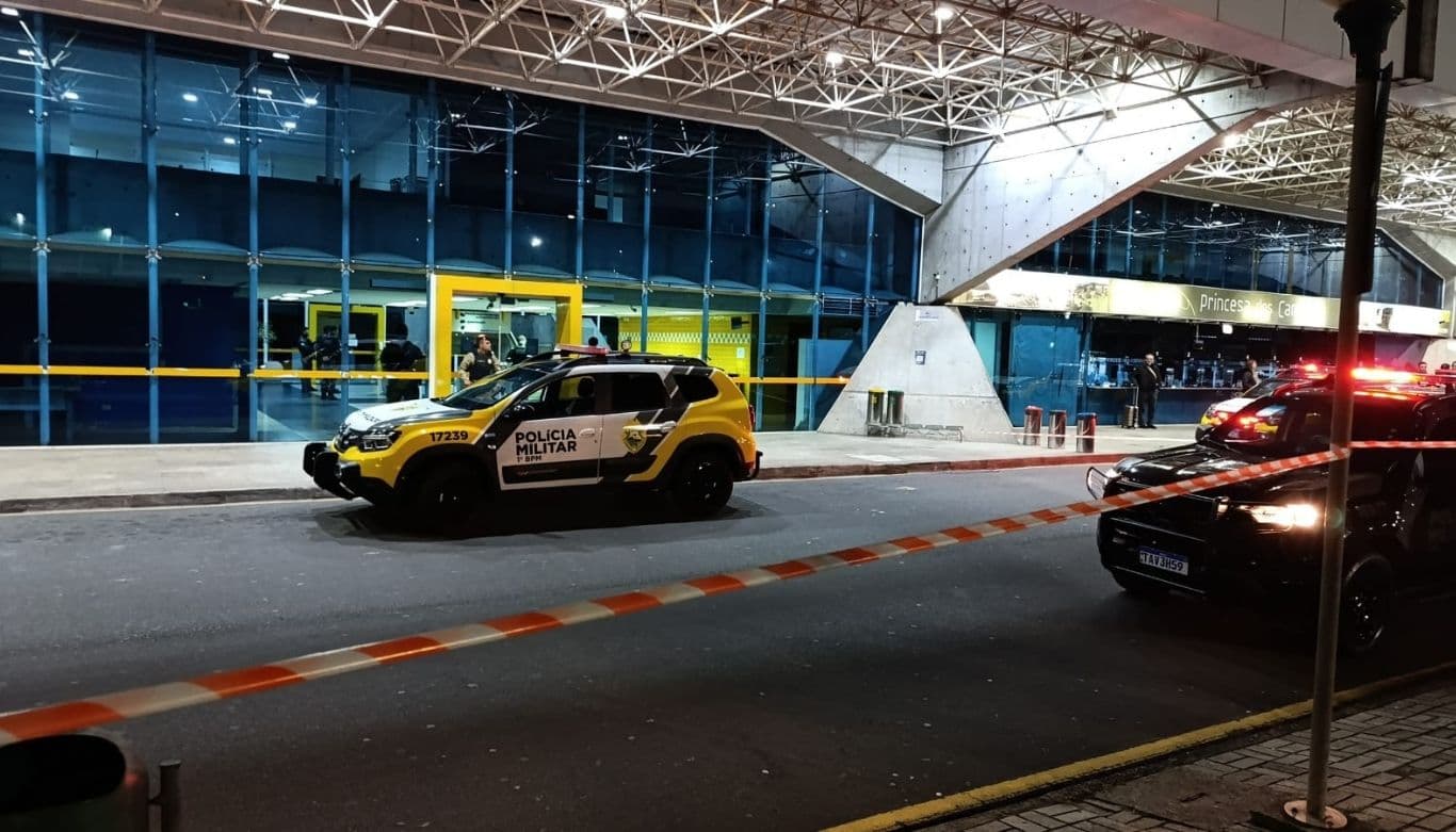 Homem em surto armado com faca causa pânico na Rodoviária de Ponta Grossa