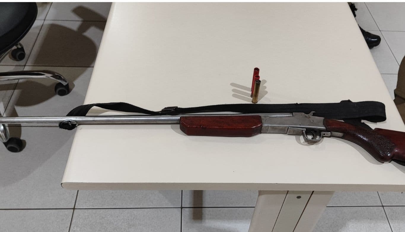 Homem é preso e espingarda apreendida durante operação da PM em Telêmaco Borba