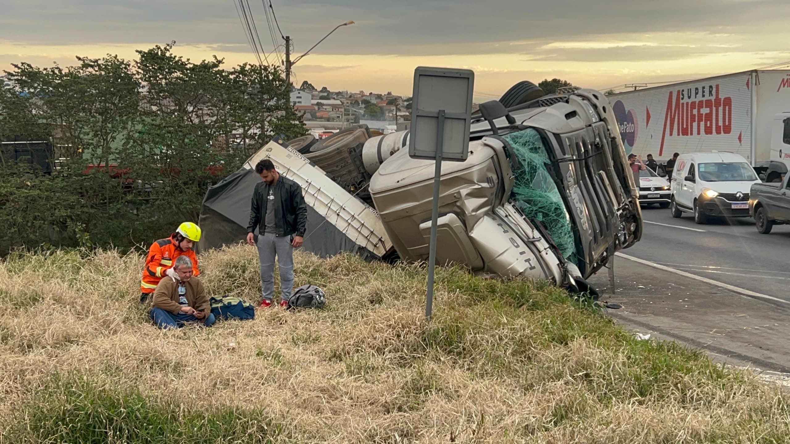 Acidente mobiliza CCR, PR Vias e SAMU; não há confirmação de mortes até o momento, mas vítimas estão sendo socorridas.