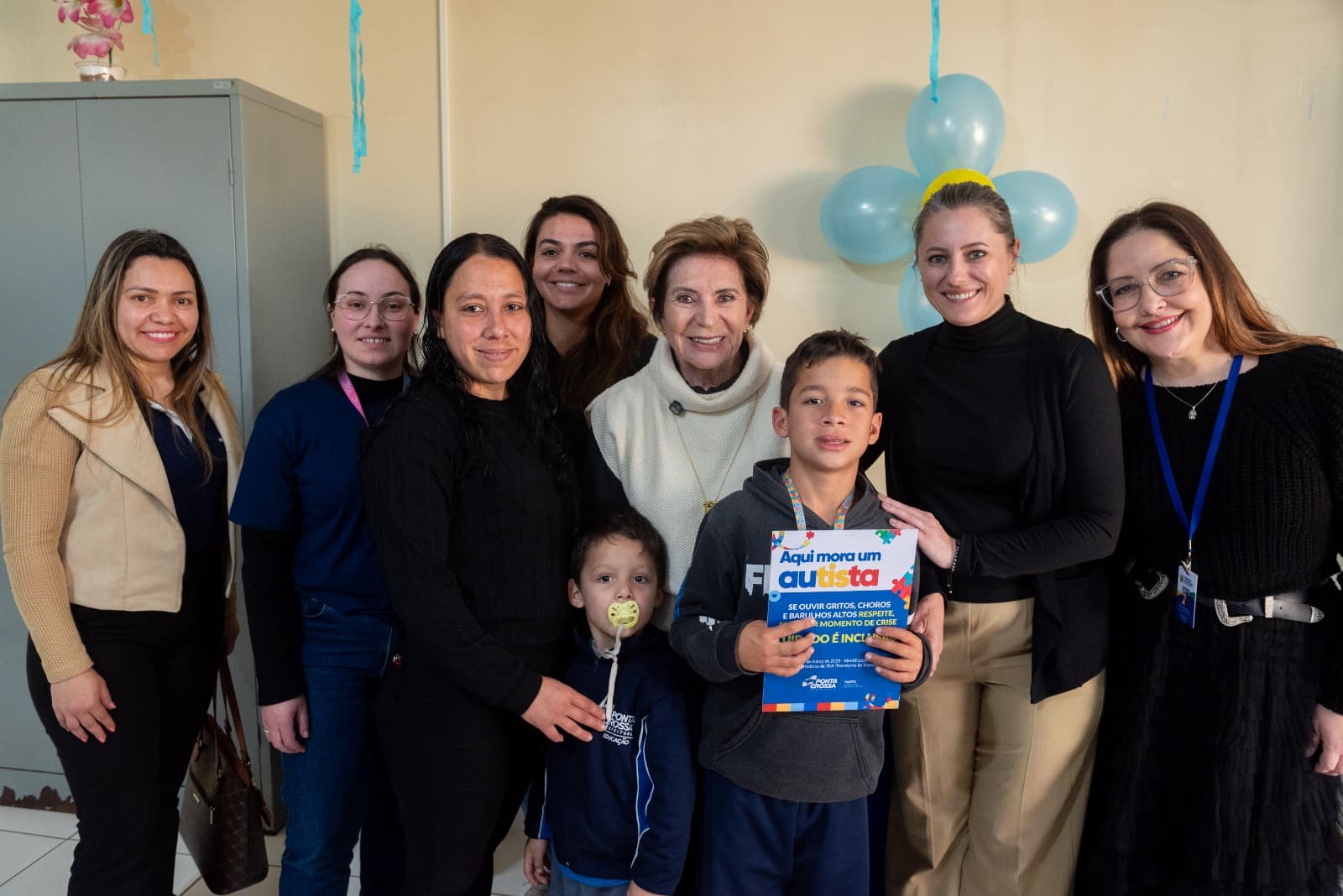 Prefeitura de Ponta Grossa inicia entrega gratuita de adesivos de identificação para residências com pessoas autistas. Saiba como retirar.
