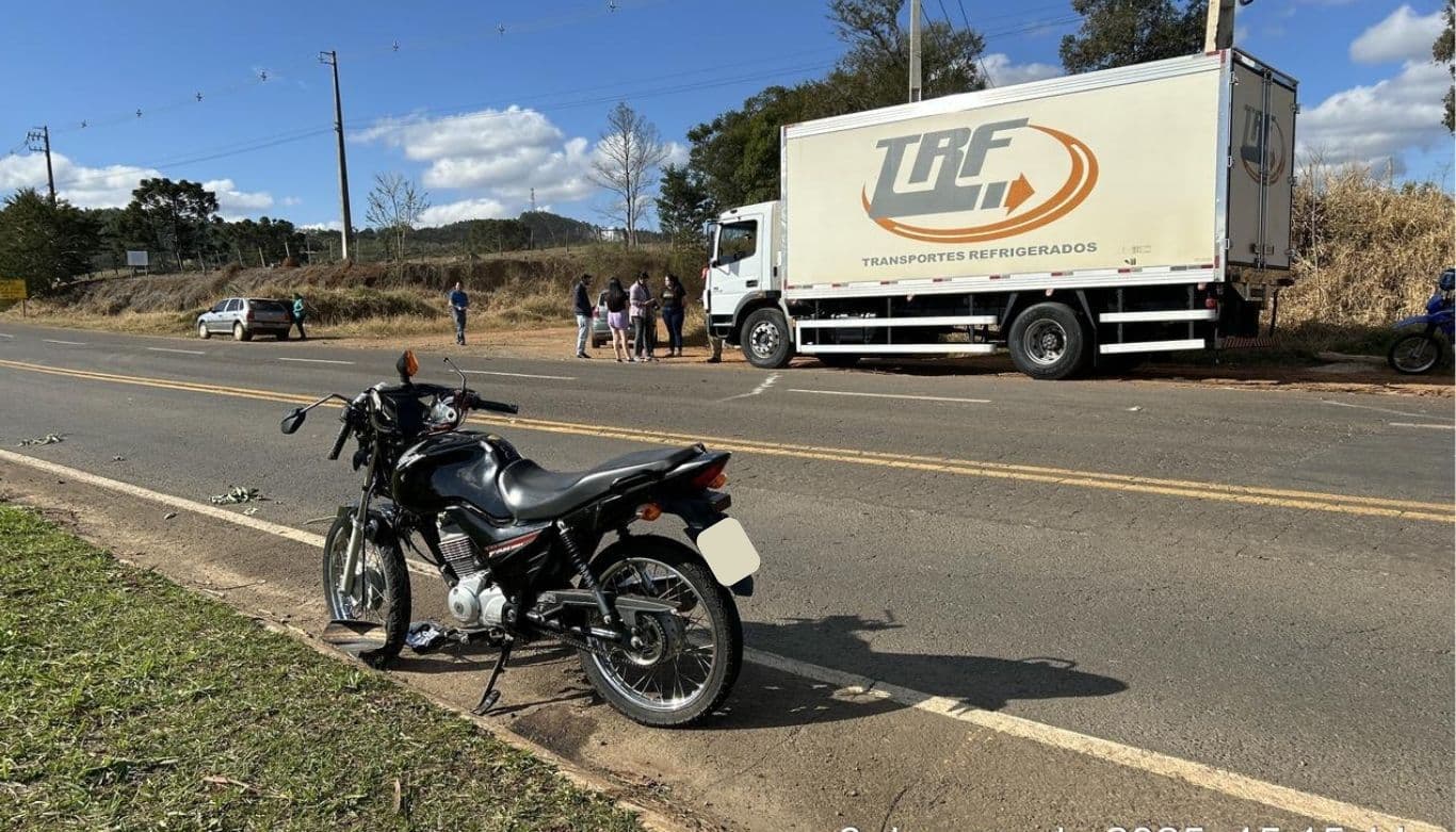 Motociclista fica gravemente ferida em colisão com caminhão na PR-160 em Curiúva
