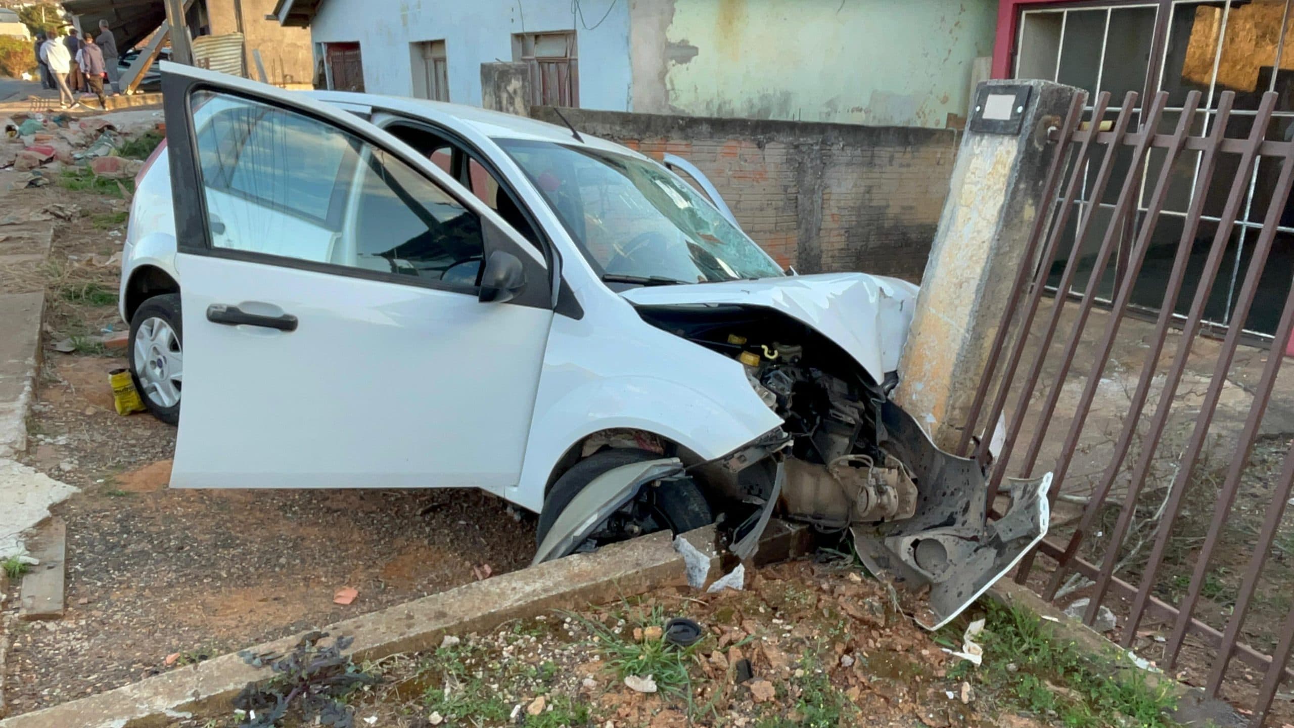 Mulher de 61 anos teve contusão na cabeça após perder o controle do veículo no bairro Três Rios; ela foi encaminhada à Unimed.