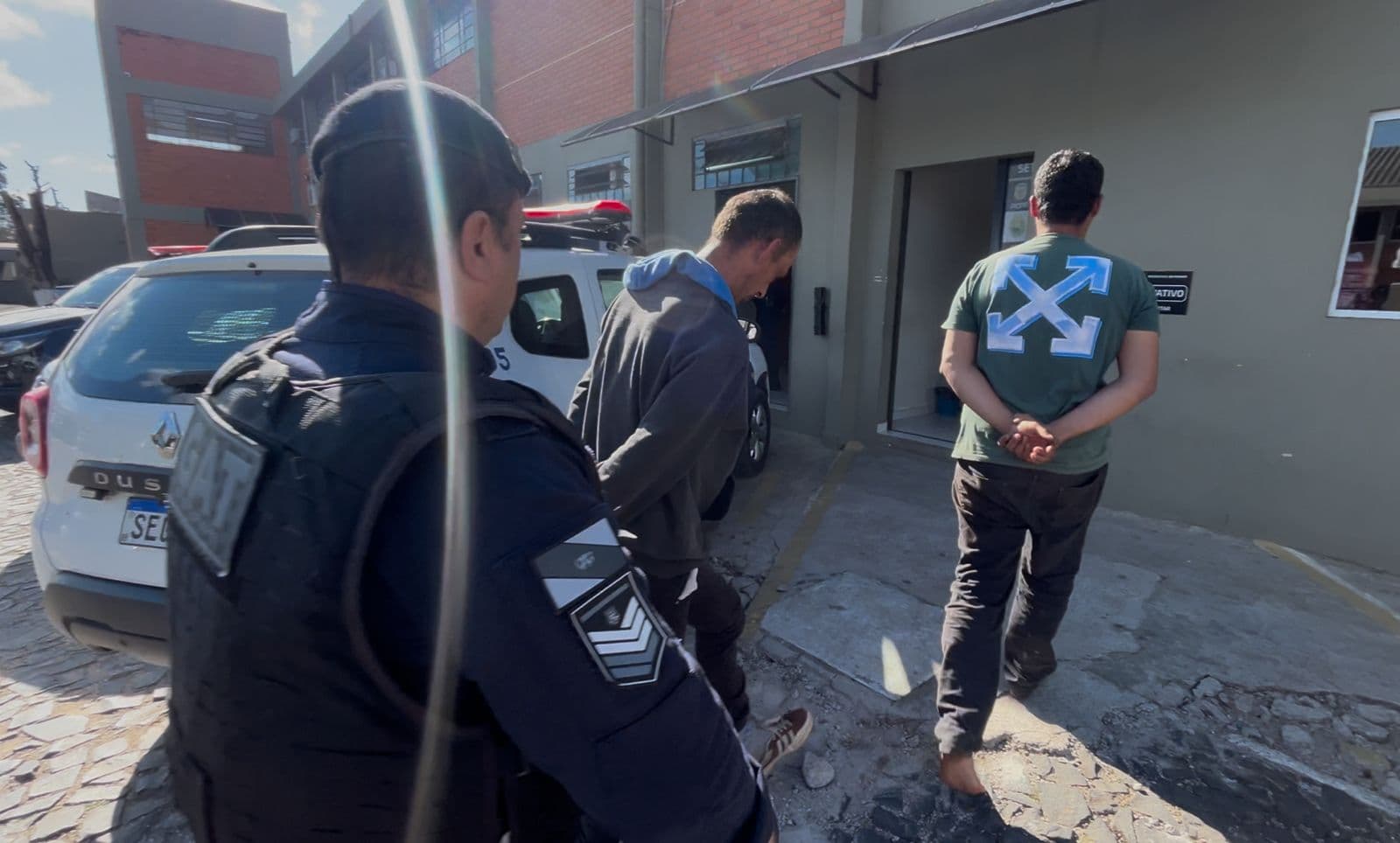 Guarda Civil Municipal de Ponta Grossa prende dupla suspeita de furto no bairro Santa Maria; objetos de vítimas foram recuperados.