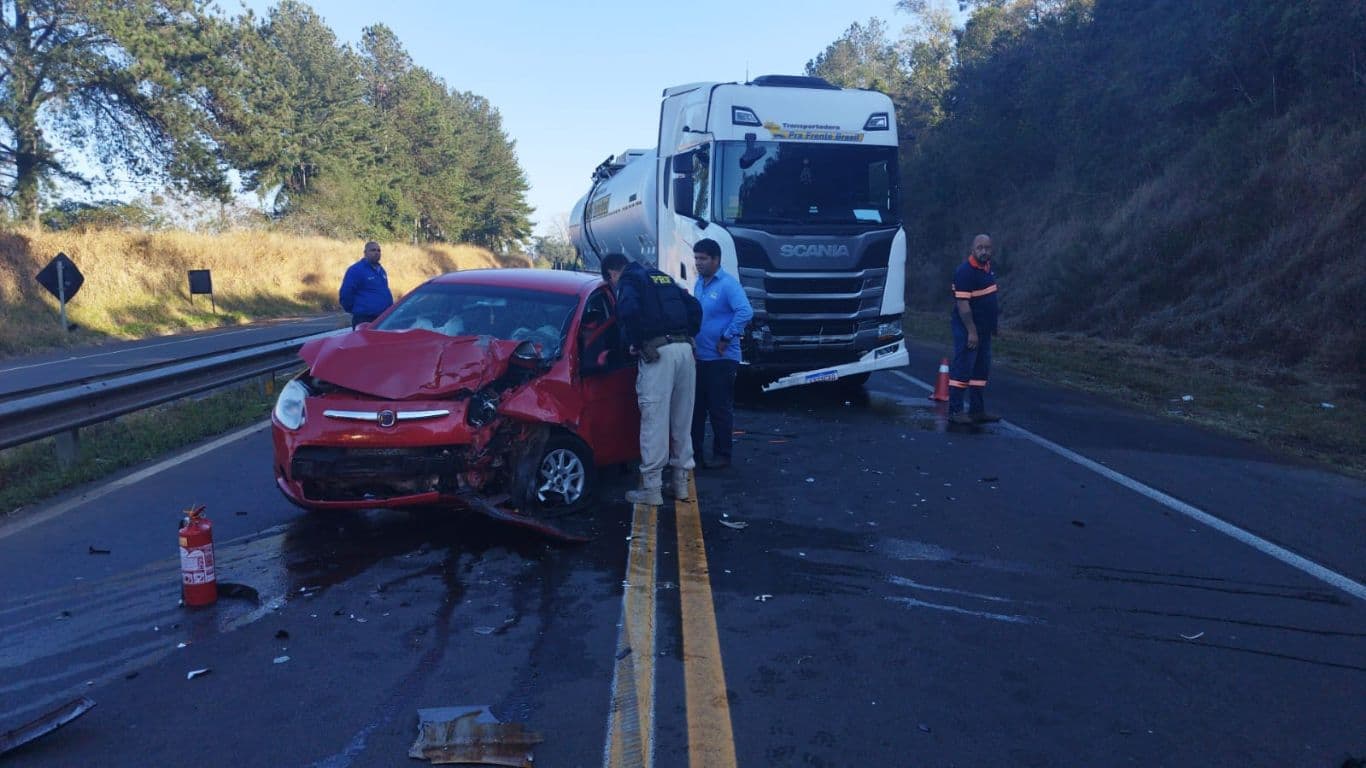 Colisão frontal entre carro e caminhão na BR-376 em Tibagi deixa motorista ferido