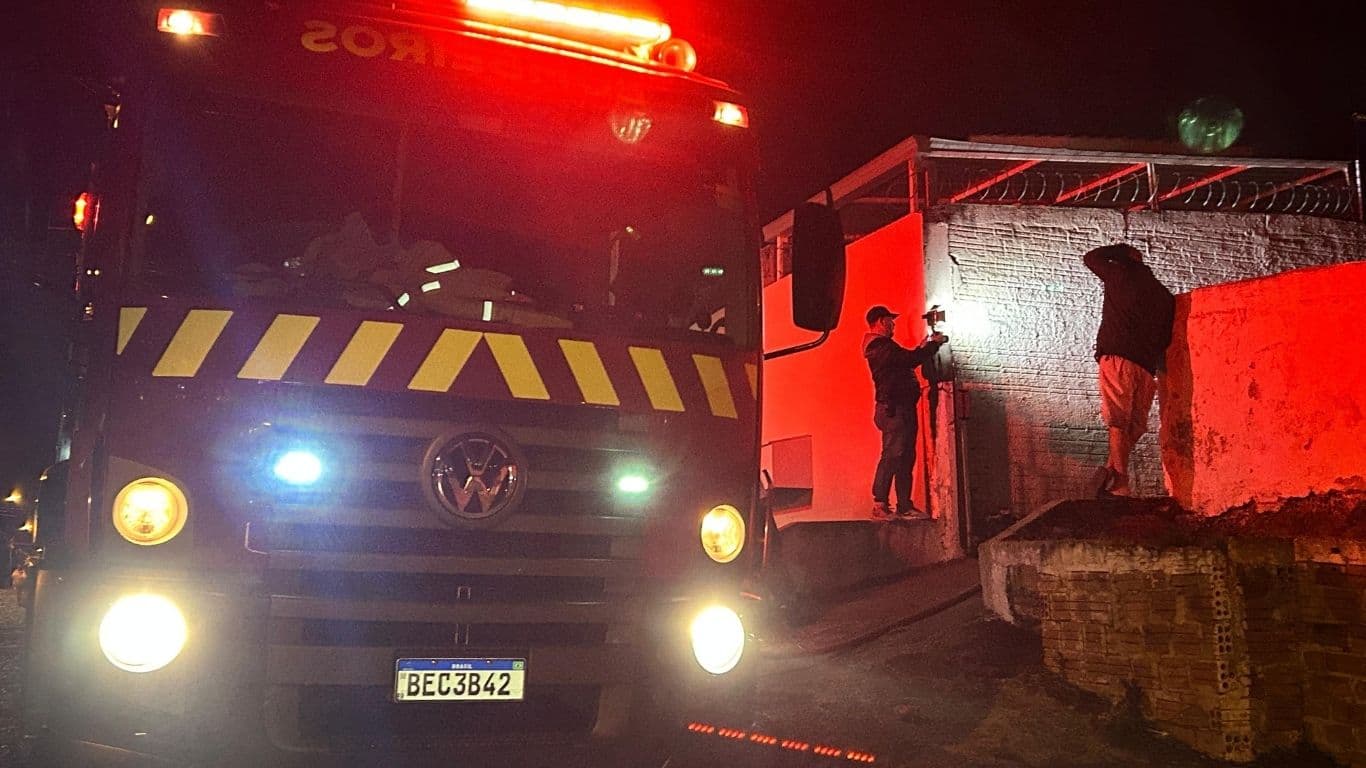 Incêndio em residência no bairro Neves, em Ponta Grossa